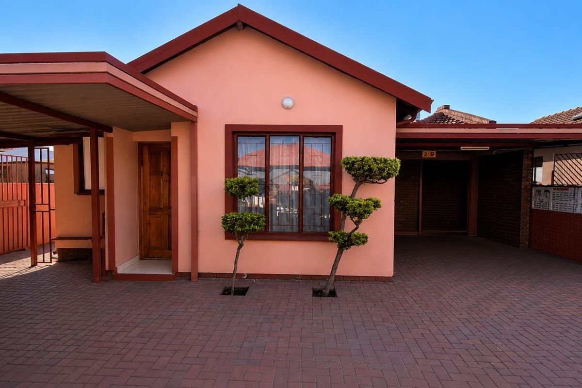 House For Sale in Soshanguve Ext - Photo 2