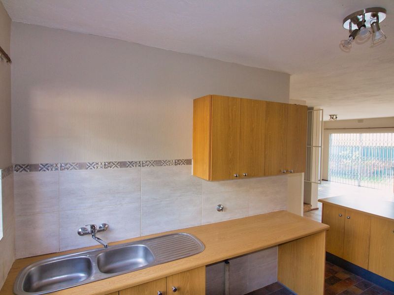 Townhouse To Rent in Randpark Ridge - Photo 6