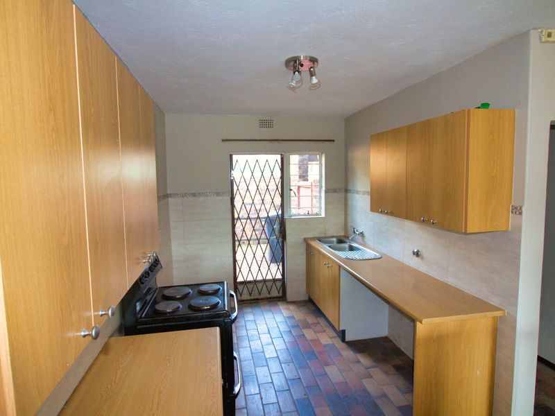 Townhouse To Rent in Randpark Ridge - Photo 5