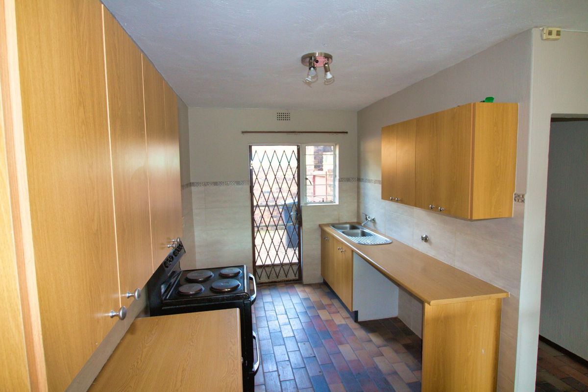 Townhouse To Rent in Randpark Ridge - Photo 5