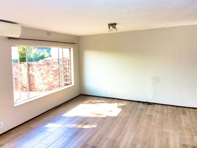 Townhouse To Rent in Randpark Ridge - Photo 2
