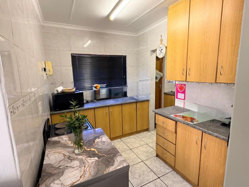House For Sale in Beaconsfield - Photo 8
