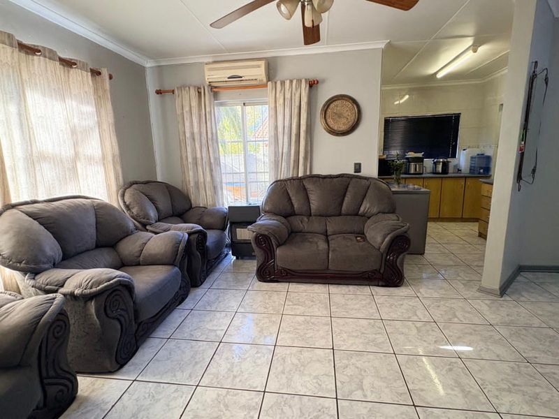 House For Sale in Beaconsfield - Photo 6
