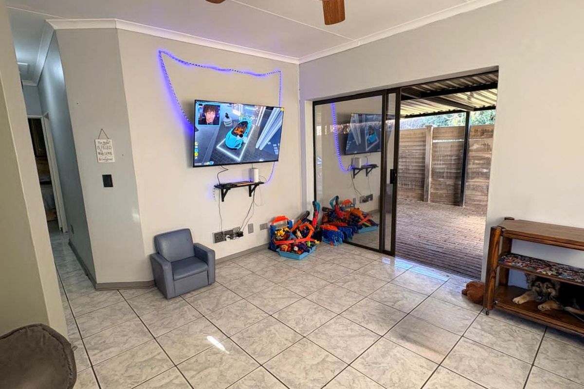 House For Sale in Beaconsfield - Photo 5