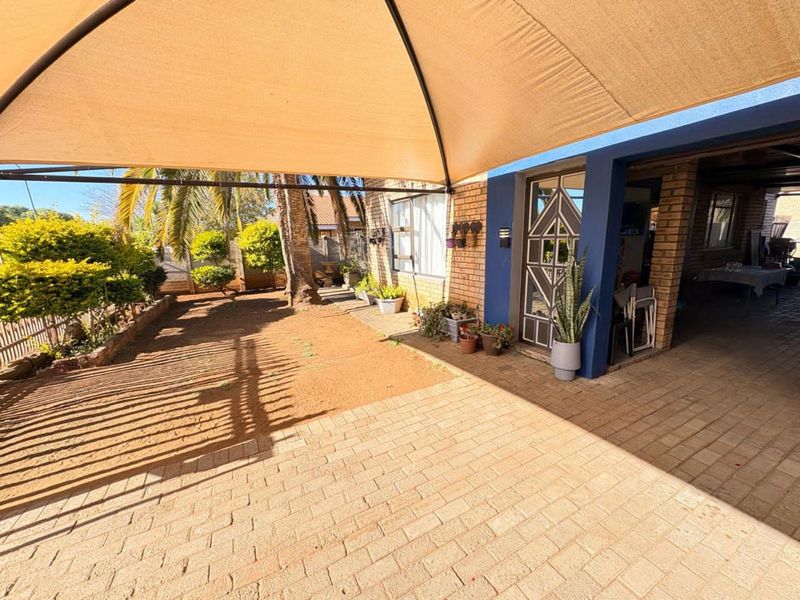 House For Sale in Beaconsfield - Photo 4