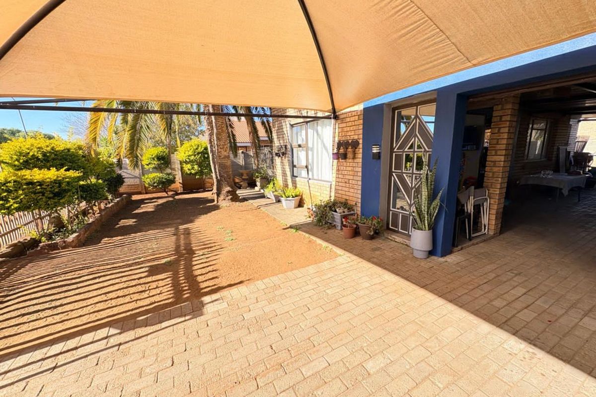 House For Sale in Beaconsfield - Photo 4
