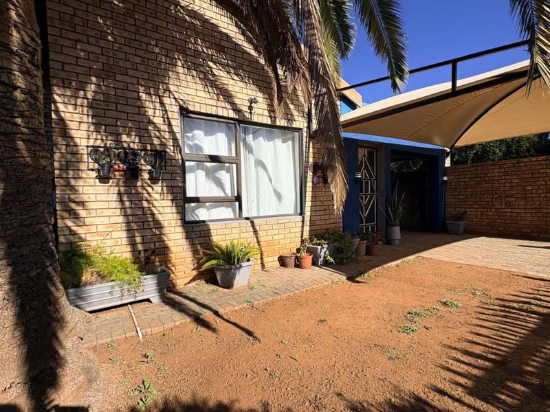 House For Sale in Beaconsfield - Photo 2
