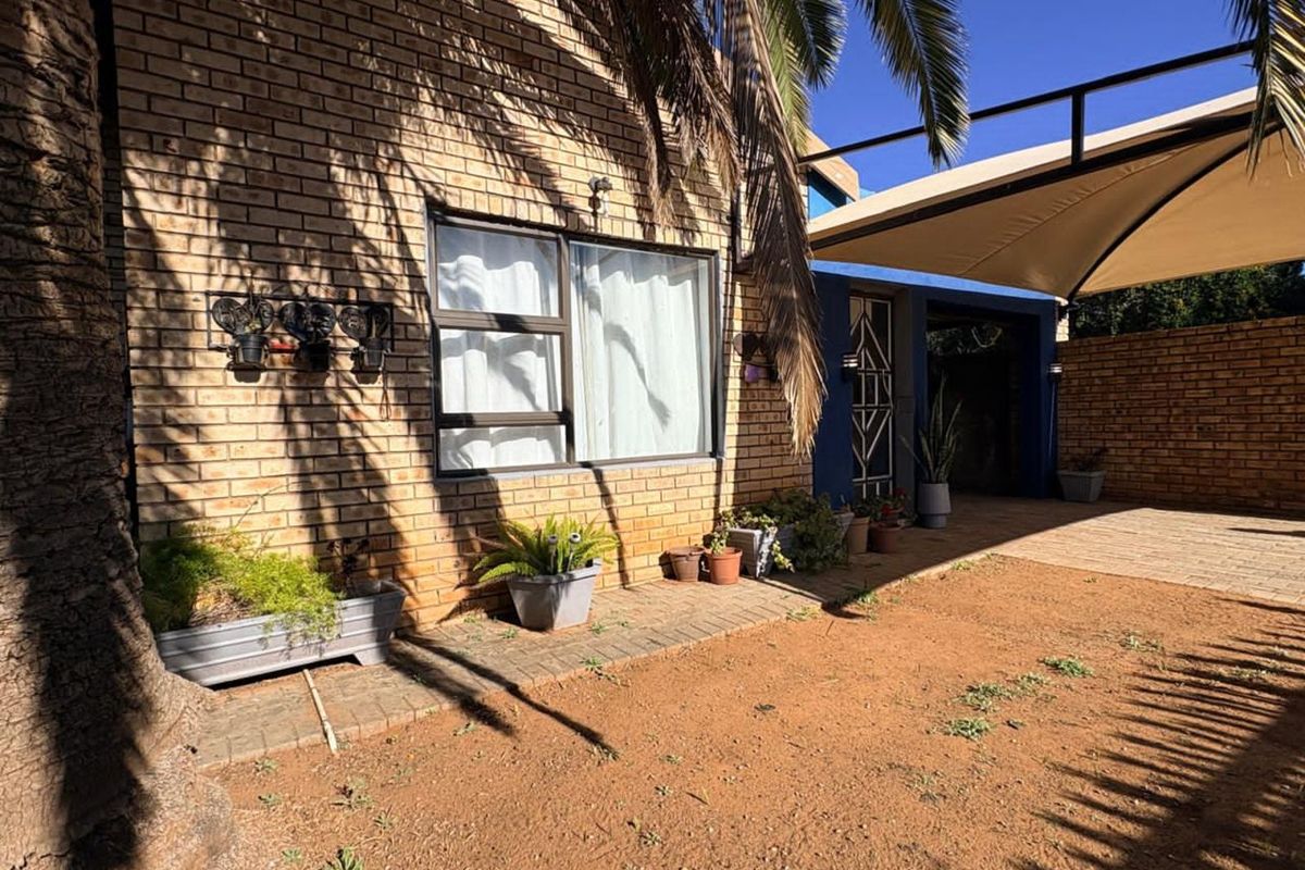 House For Sale in Beaconsfield - Photo 2