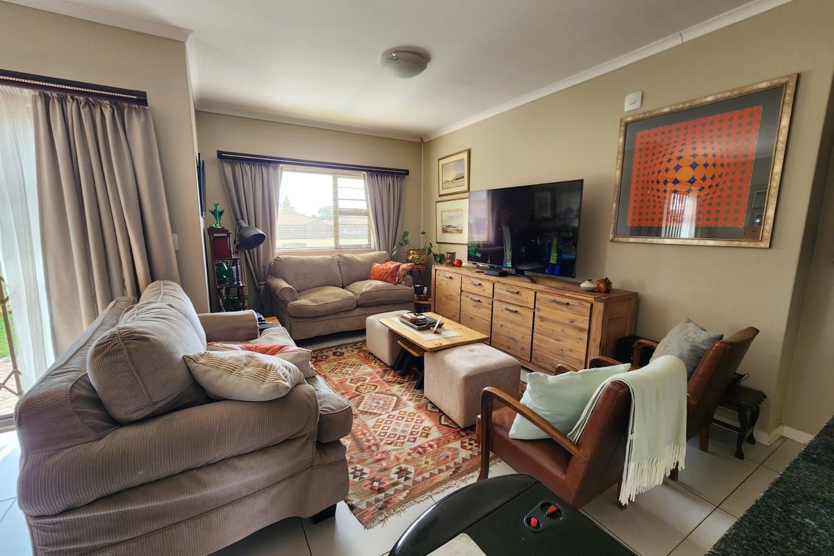 Townhouse For Sale in Hadison Park - Photo 3