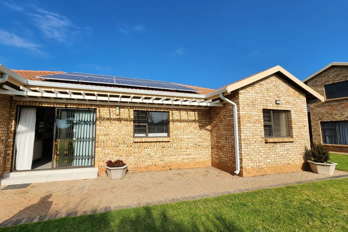 Townhouse For Sale in Hadison Park - Photo 2