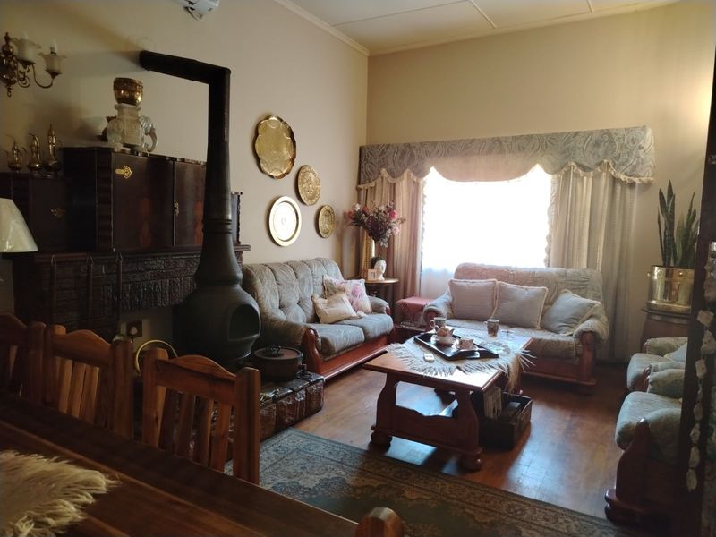 House For Sale in Graaff-Reinet Central - Photo 4