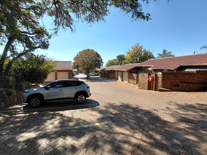 Townhouse For Sale in Silverton - Photo 2