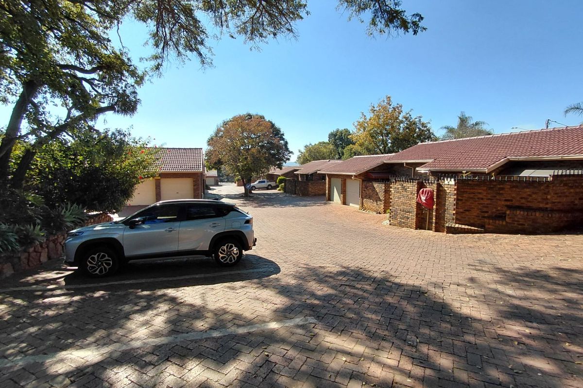Townhouse For Sale in Silverton - Photo 2