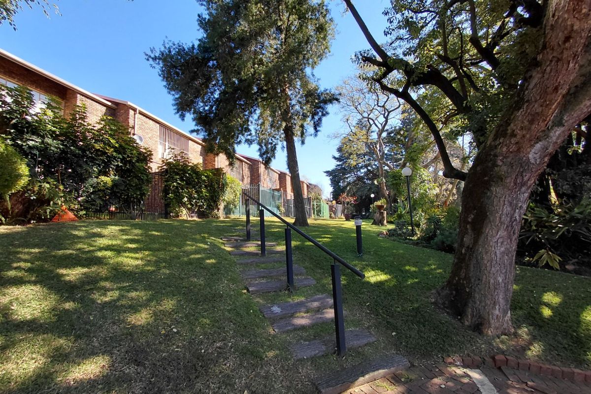 Townhouse For Sale in Silverton - Photo 3