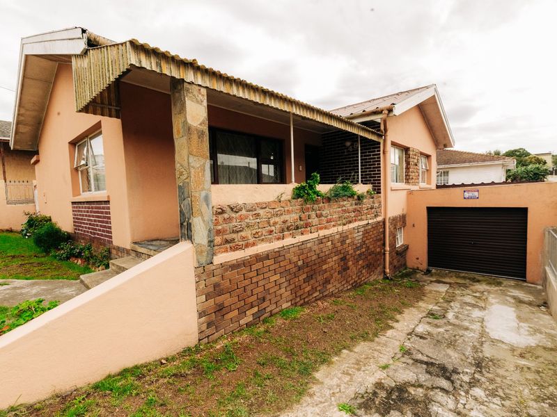 House For Sale in Malabar - Photo 1