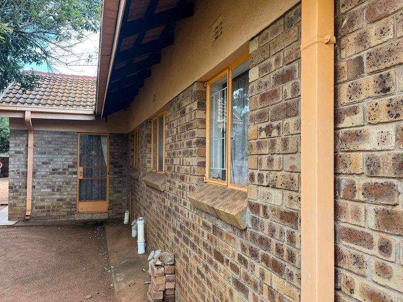 House For Sale in Flora Park - Photo 2