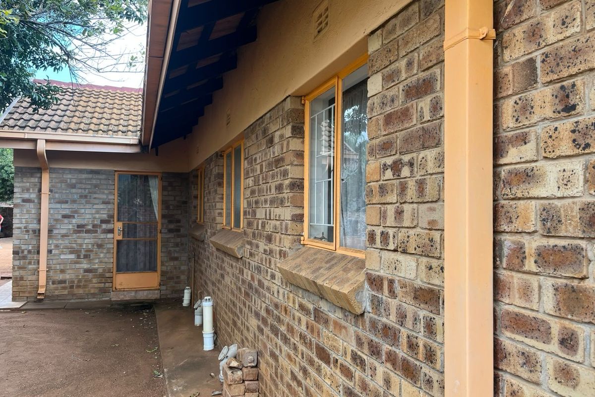 House For Sale in Flora Park - Photo 2
