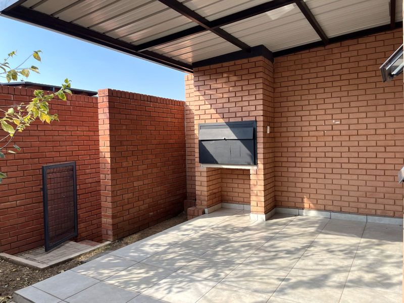 Townhouse To Rent in Six Fountains Residential Estate - Photo 10