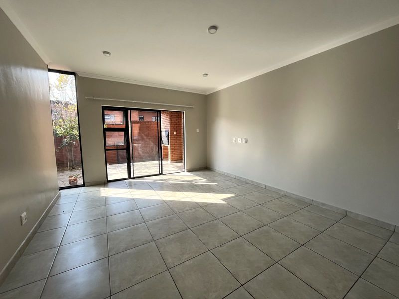 Townhouse To Rent in Six Fountains Residential Estate - Photo 9
