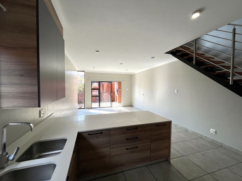 Townhouse To Rent in Six Fountains Residential Estate - Photo 8