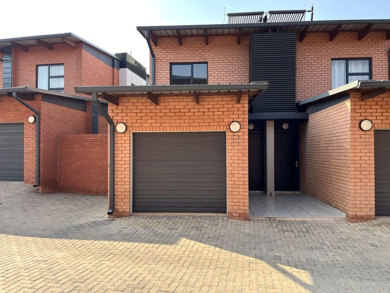 Townhouse To Rent in Six Fountains Residential Estate - Photo 2