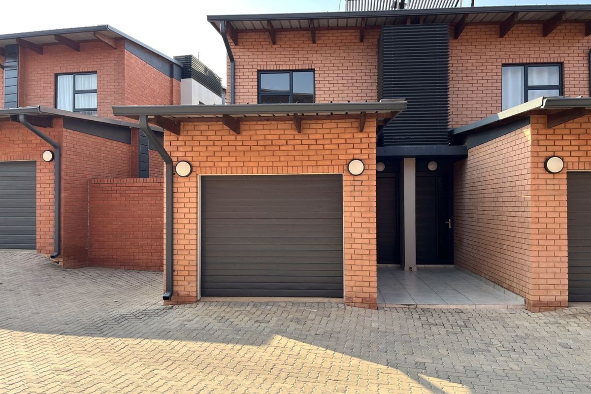 Townhouse To Rent in Six Fountains Residential Estate - Photo 2