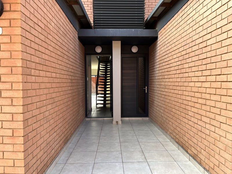 Townhouse To Rent in Six Fountains Residential Estate - Photo 3