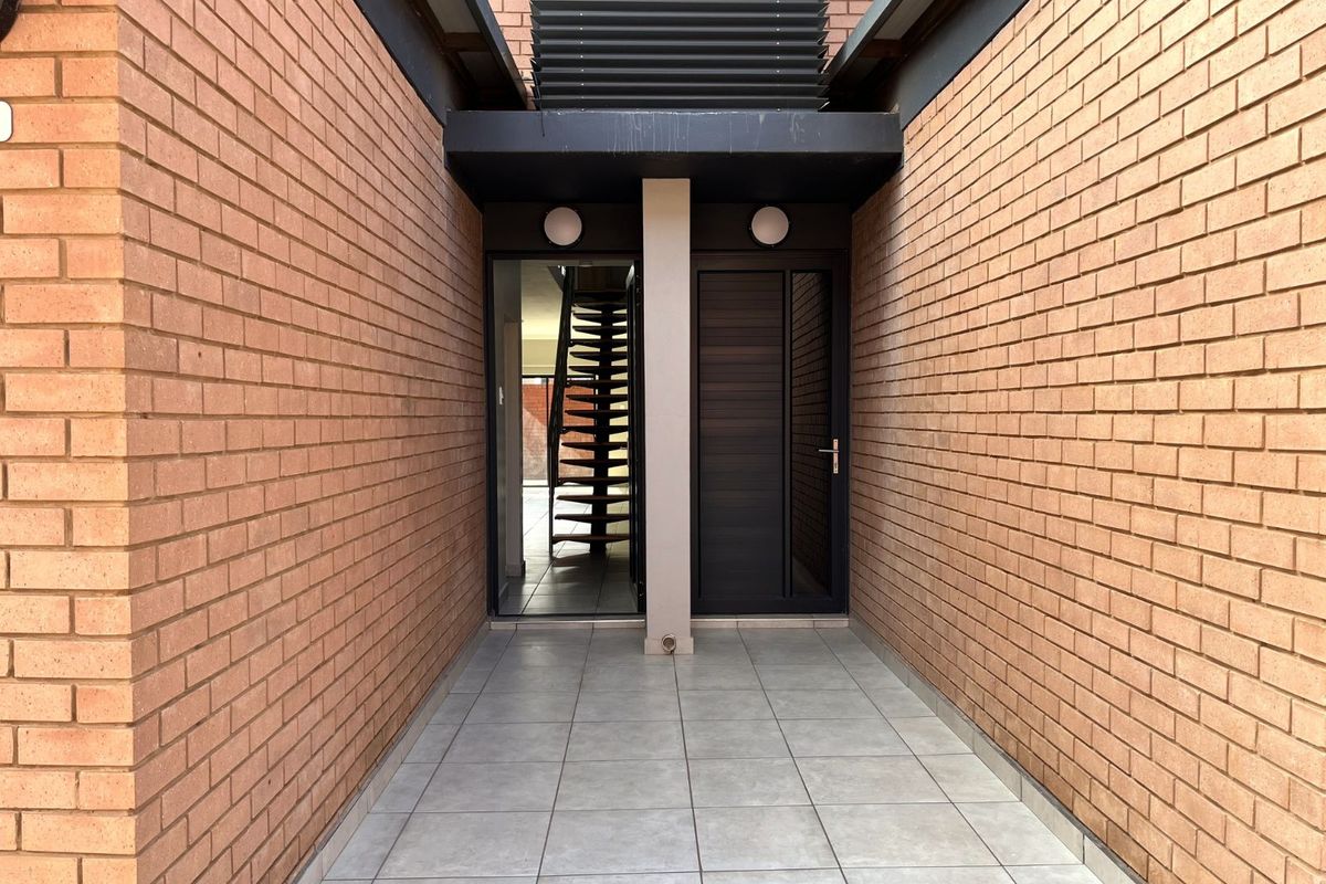 Townhouse To Rent in Six Fountains Residential Estate - Photo 3