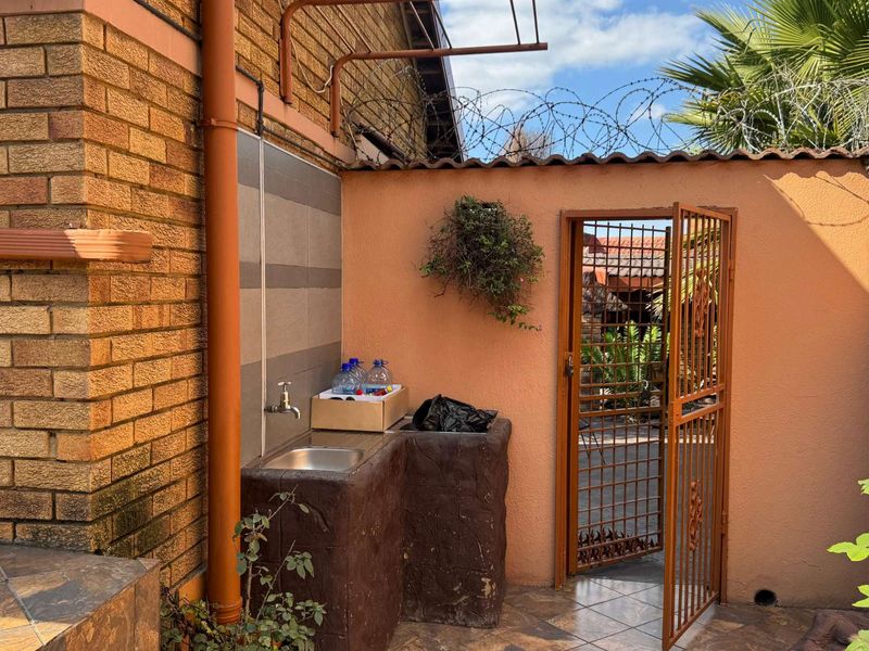 House For Sale in Die Heuwel - Photo 2