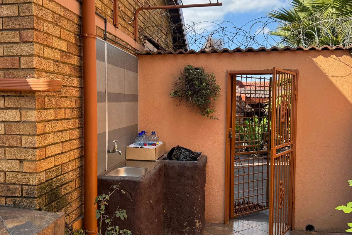 House For Sale in Die Heuwel - Photo 2