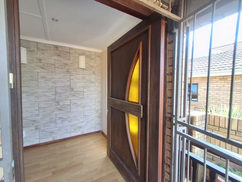 Townhouse For Sale in Loerie Park - Photo 6