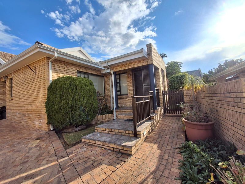 Townhouse For Sale in Loerie Park - Photo 4