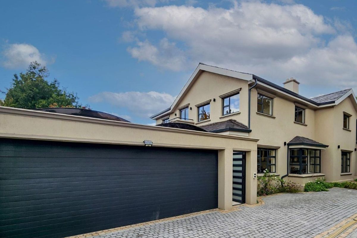 House For Sale in Rondebosch - Photo 2