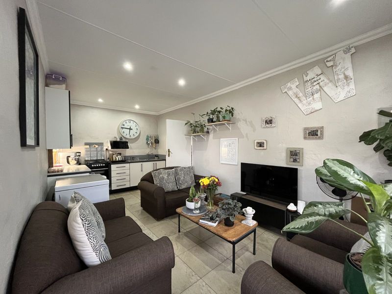 Apartment To Rent in Garsfontein - Photo 5