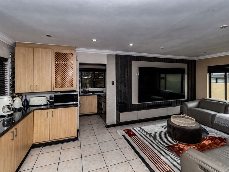 House For Sale in Willowbrook - Photo 3