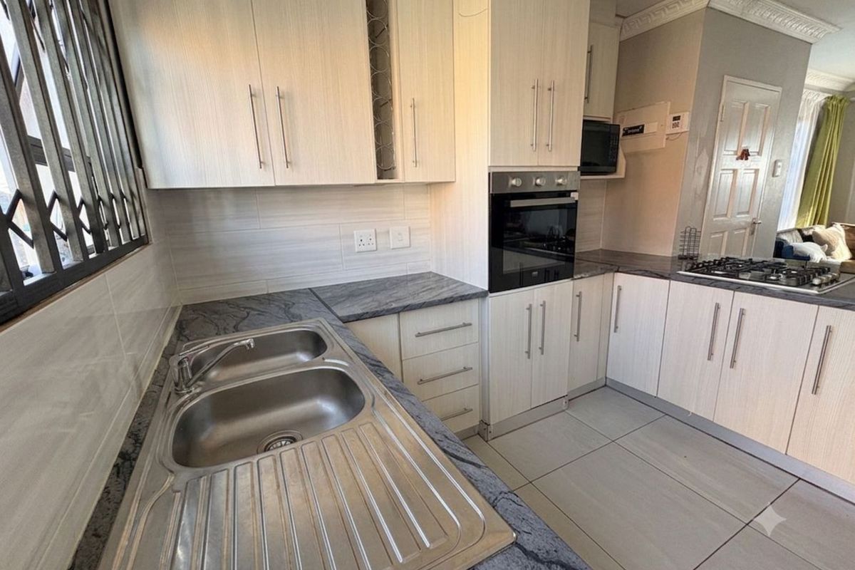 House For Sale in Roodepan - Photo 5
