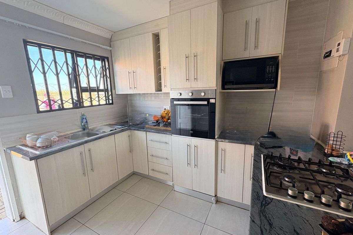 House For Sale in Roodepan - Photo 4