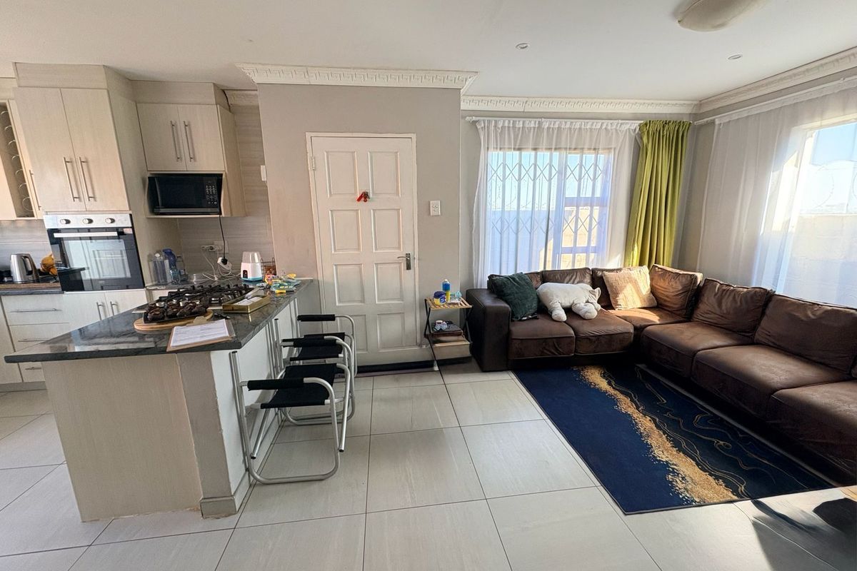House For Sale in Roodepan - Photo 2