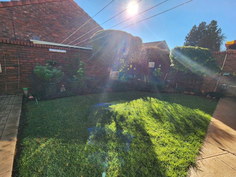 Townhouse For Sale in Rhodesdene - Photo 2