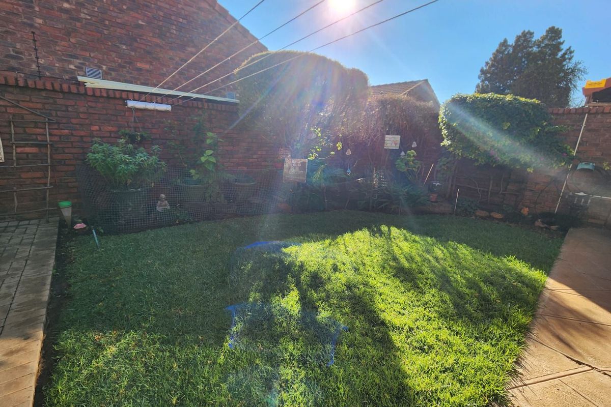 Townhouse For Sale in Rhodesdene - Photo 2