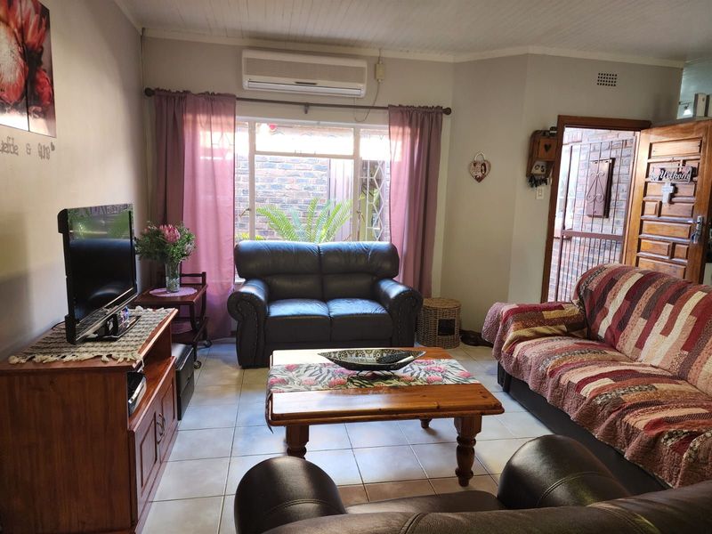 Townhouse For Sale in Rhodesdene - Photo 3