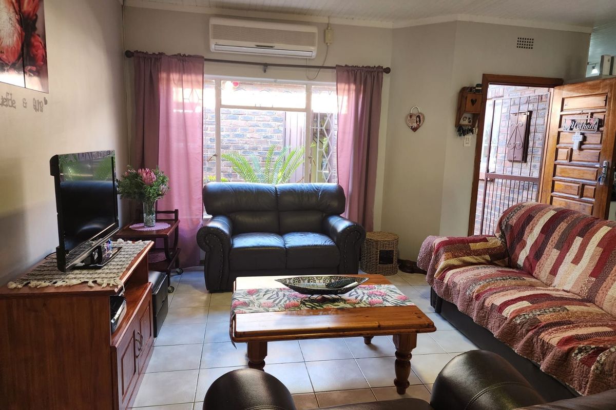 Townhouse For Sale in Rhodesdene - Photo 3