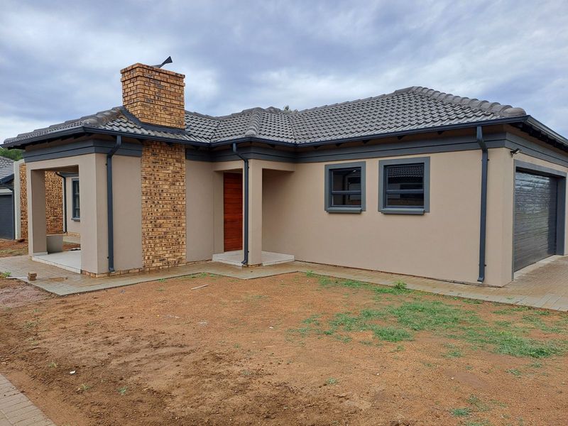 House For Sale in Rayton Central - Photo 1