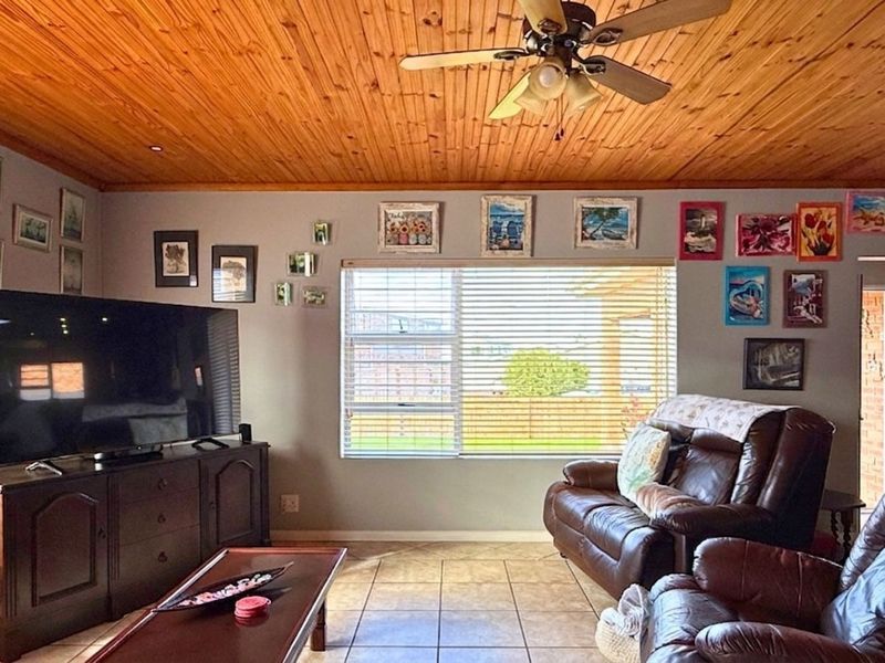 House For Sale in Franskraal - Photo 5