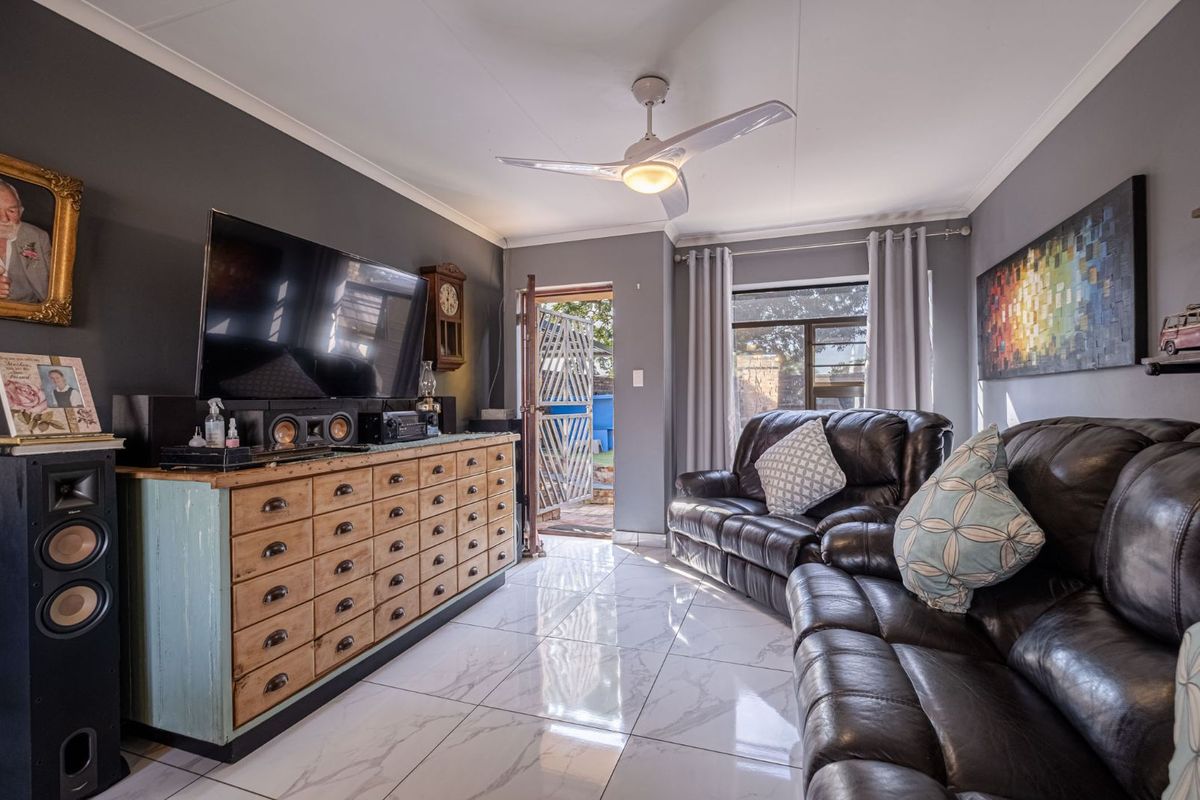 House For Sale in Humewood - Photo 2