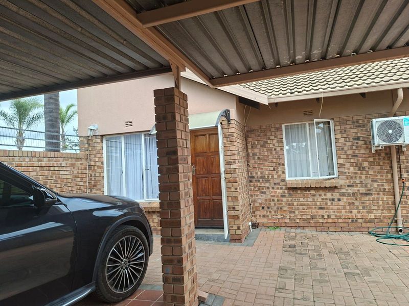 Townhouse For Sale in Bendor - Photo 2