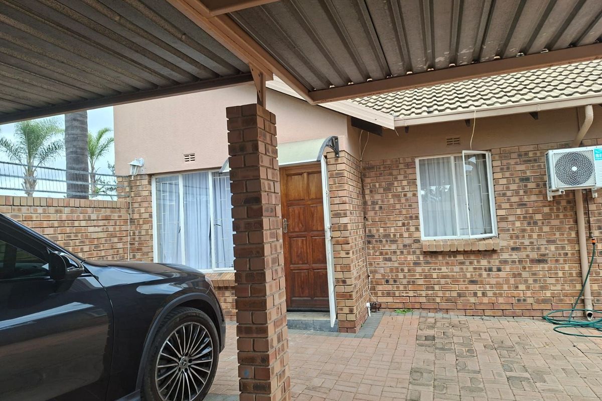 Townhouse For Sale in Bendor - Photo 2