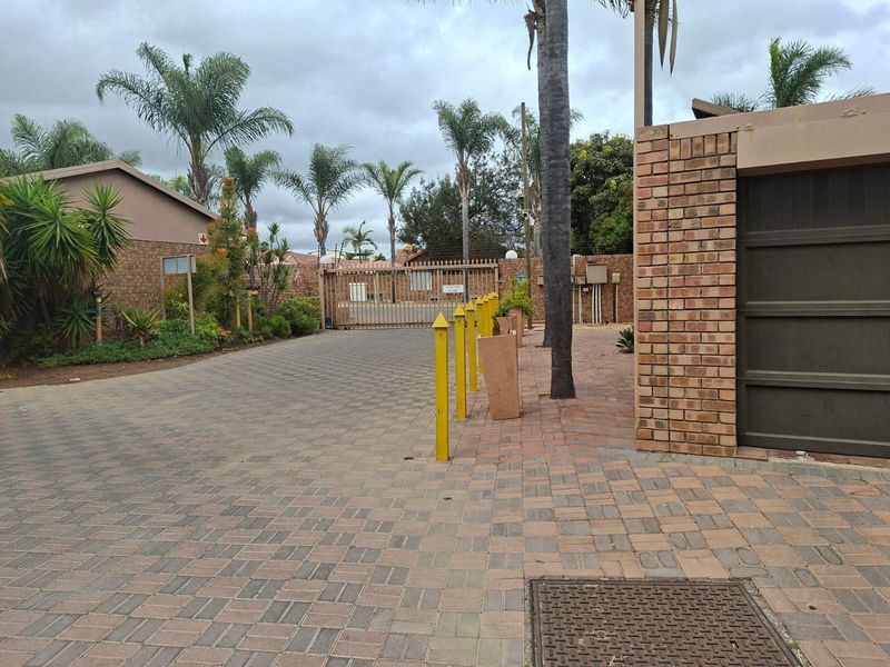 Townhouse For Sale in Bendor - Photo 4