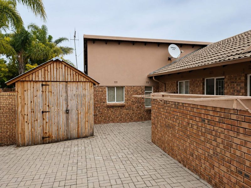 Townhouse For Sale in Bendor - Photo 10