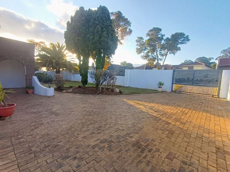 House For Sale in Fleurhof - Photo 2